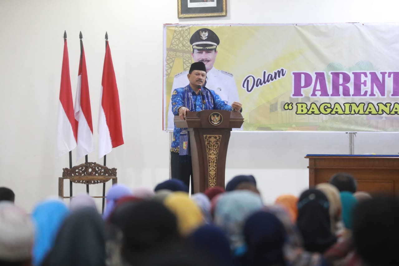 Foto 10 dari 12: Giat Parenting Bersama Wali Murid SMPN 12, Wali Kota Ingatkan Peran Orang Tua Menciptakan Generasi Emas 2045