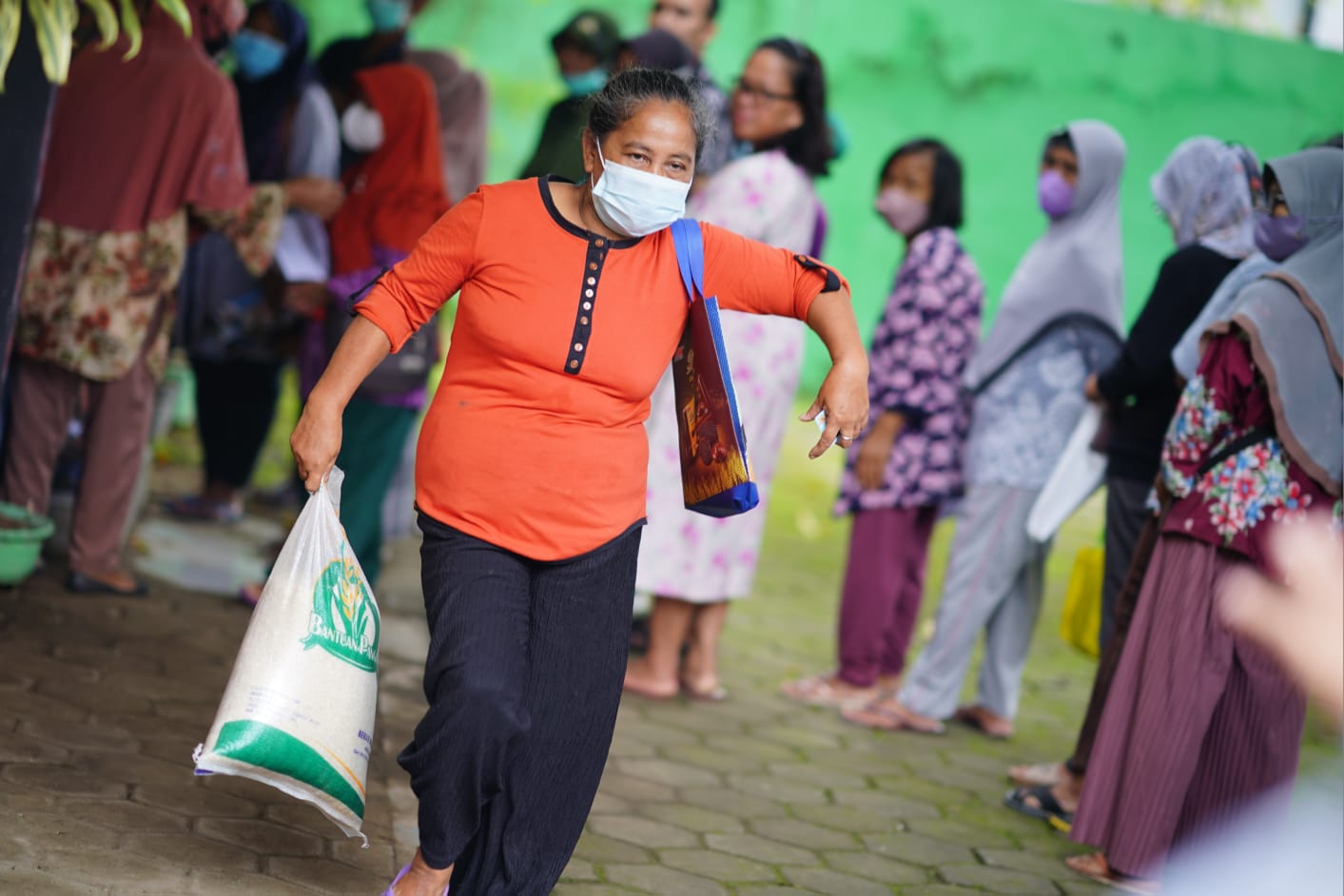 Foto 10 dari 10: Tekan Lonjakan Harga Bahan Pokok Jelang Lebaran, Pemerintah Salurkan Bantuan Pangan Bagi Masyarakat