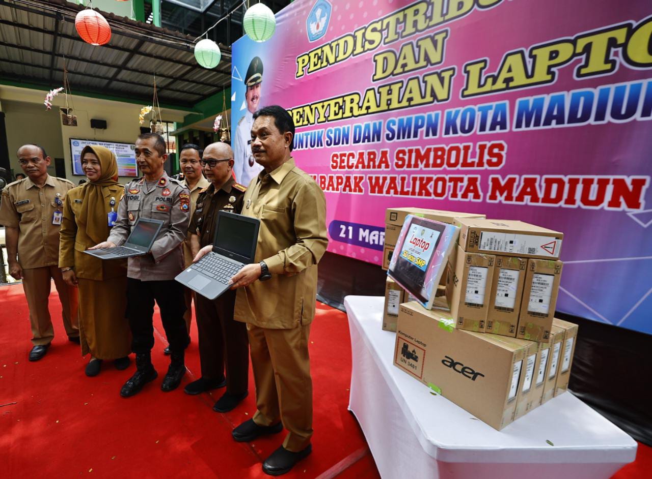 Foto 2 dari 9: Laptop Gratis Dibagikan Kepada Siswa, Wali Kota Harap Peningkatan SDM Berkualitas Di Kota Pendekar