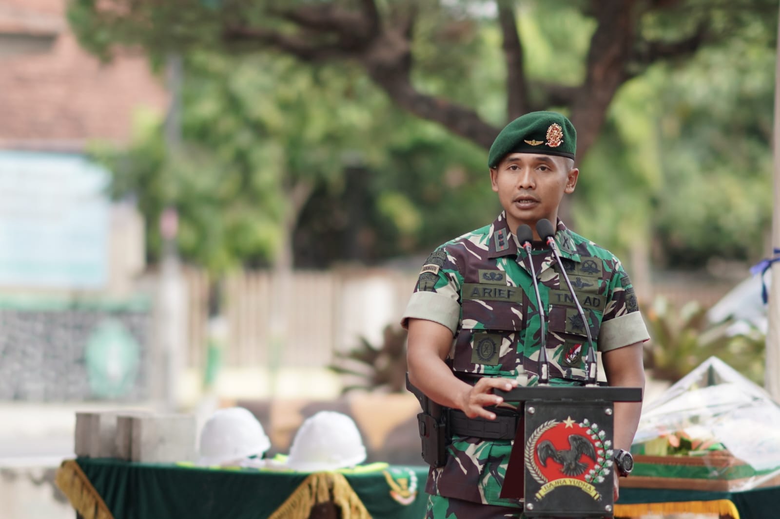 Foto 3 dari 8: Peletakan Batu Pertama Pembangunaan Pagar di Mayonif Para Raider 501/BY, Wali Kota: Wujud Identitas Kuat dan Hebat