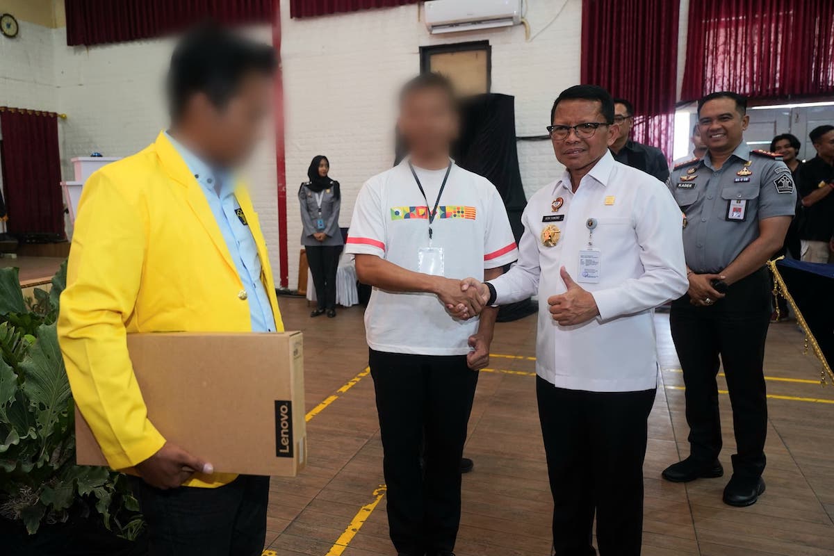 Foto 1 dari 7: Wali Kota Maidi Kuliahkan 20 Napi, Kakanwil Kemenkumham Jatim: Ini Baru Pertama di Tanah Air