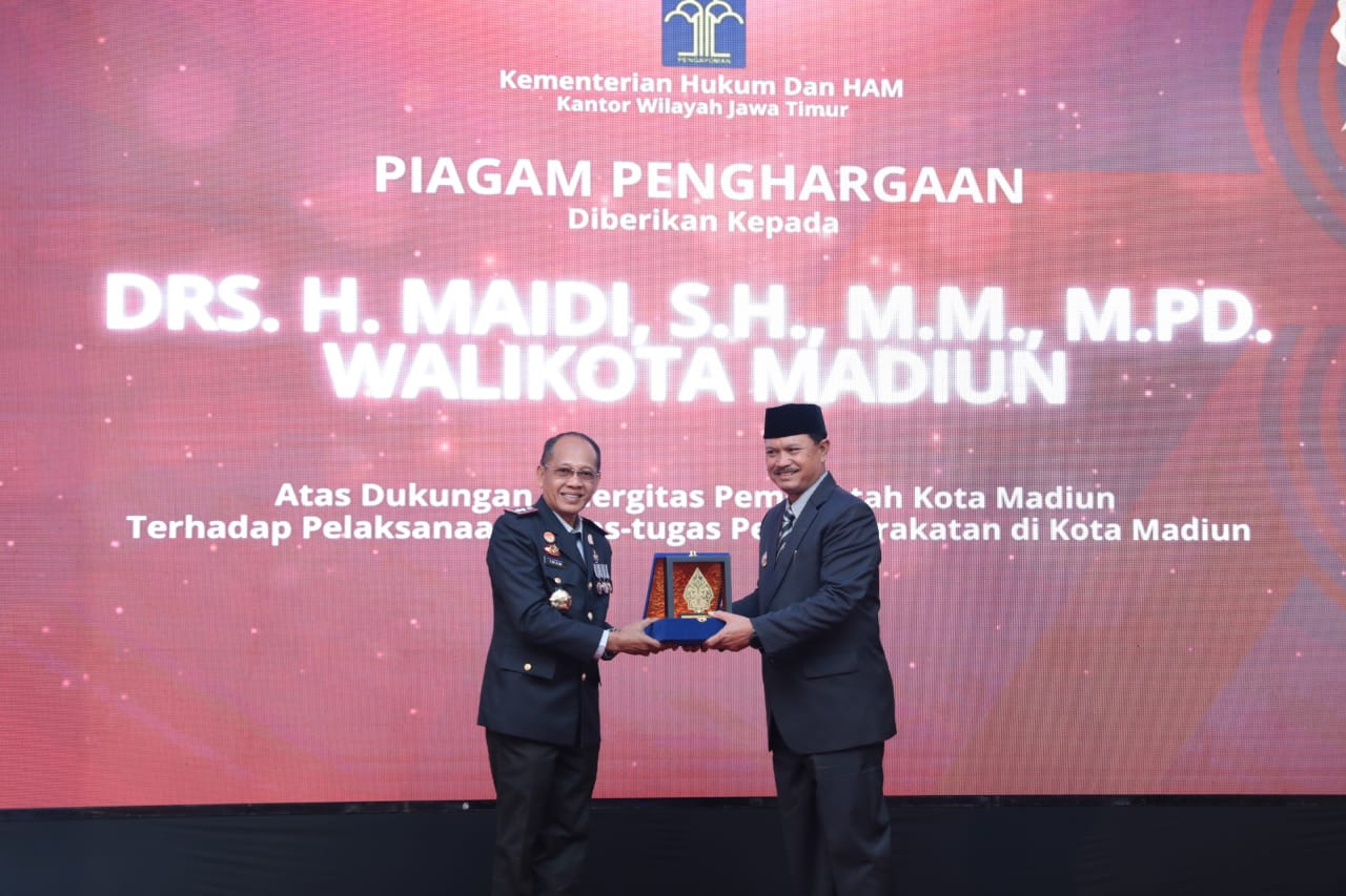 Foto 2 dari 2: Dukung Tugas Pemasyarakatan, Wali Kota Raih Penghargaan Dari Kemenkumham Jatim