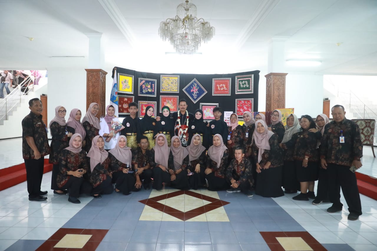 Foto 8 dari 10: Beri Arahan Parenting Bagi Wali Murid SMPN 10, Wali Kota Harap Orang Tua Bantu Wujudkan Generasi Emas 2045