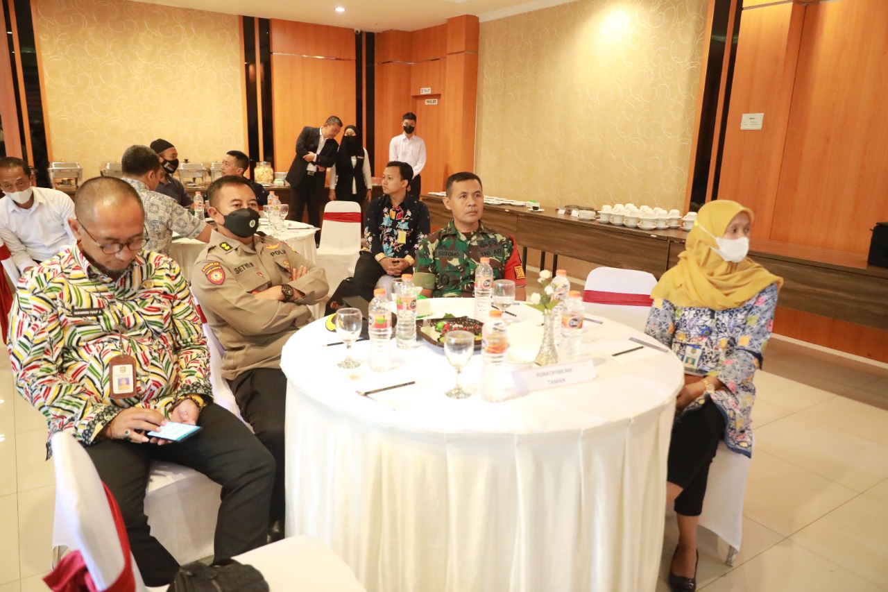 Foto 3 dari 10: Hadiri Pelantikan Pengawas Pemilu Kecamatan, Wali Kota Harap Berikan Kinerja Terbaik