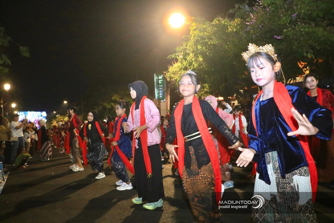 Foto 26 dari 29: 5.000 Peserta Madiun Menari Ukir Sejarah Kota, Sekaligus Jadi Bukti Cinta Masyarakat Untuk Daerahnya