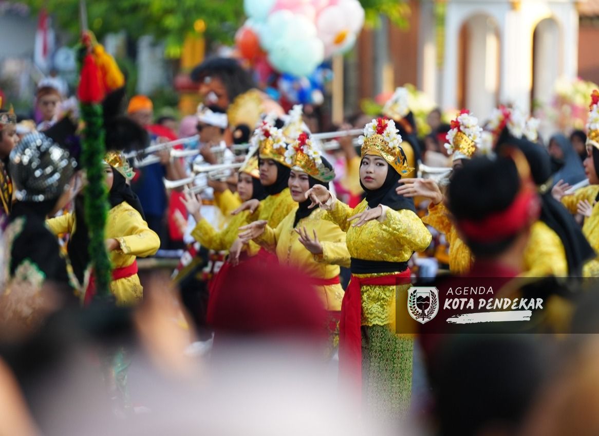 Foto 1 dari 8: Tari Kecak Hingga Ogoh-ogoh Bali Unjuk Kebolehan Dalam Parade Senja