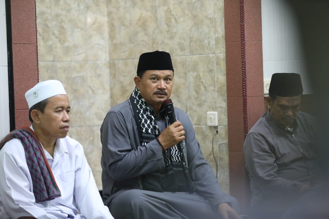 Foto 1 dari 10: Isya Berjamaah di Musala Baitul Muttaqin, Wali Kota Ajak Masyarakat Sampaikan Aspirasi