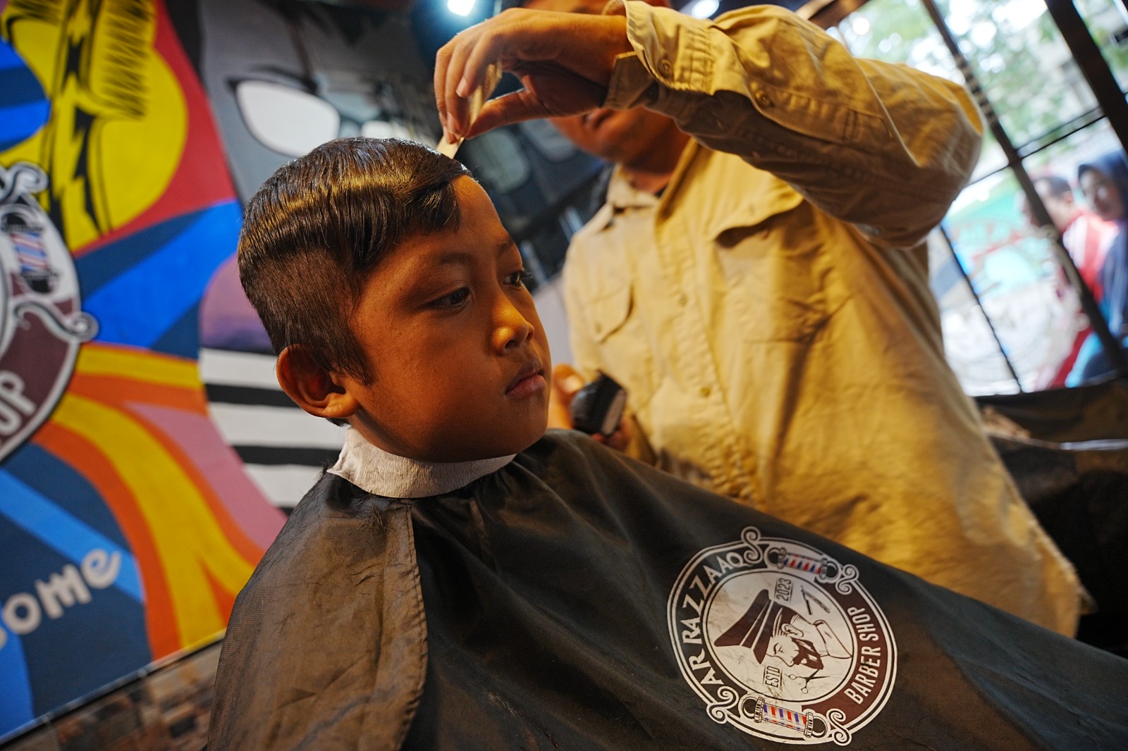 Foto 3 dari 10: Program Potong Rambut Gratis Sukses Sedot Perhatian Warga, Wali Kota Harap Peningkatan Ekonomi Bagi Pelaku Usaha