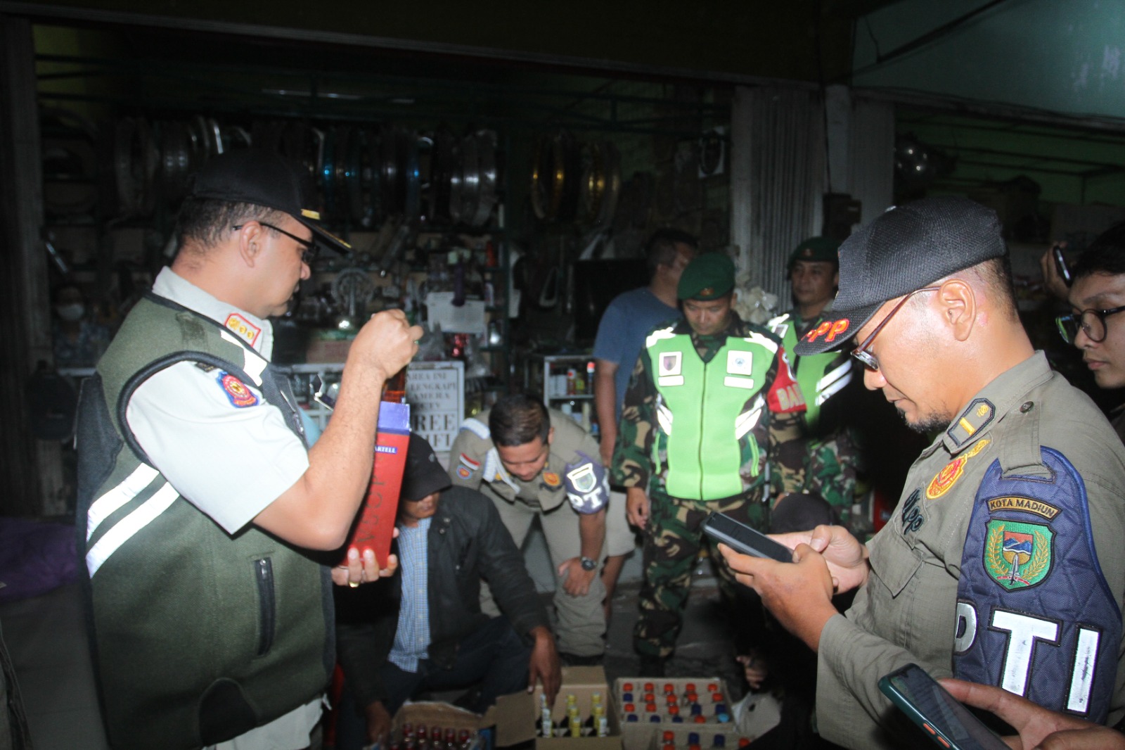 Foto 7 dari 7: Gelar Razia Wujudkan Trantibum, Petugas Amankan Puluhan Liter Miras Berbagai Jenis dan Merek