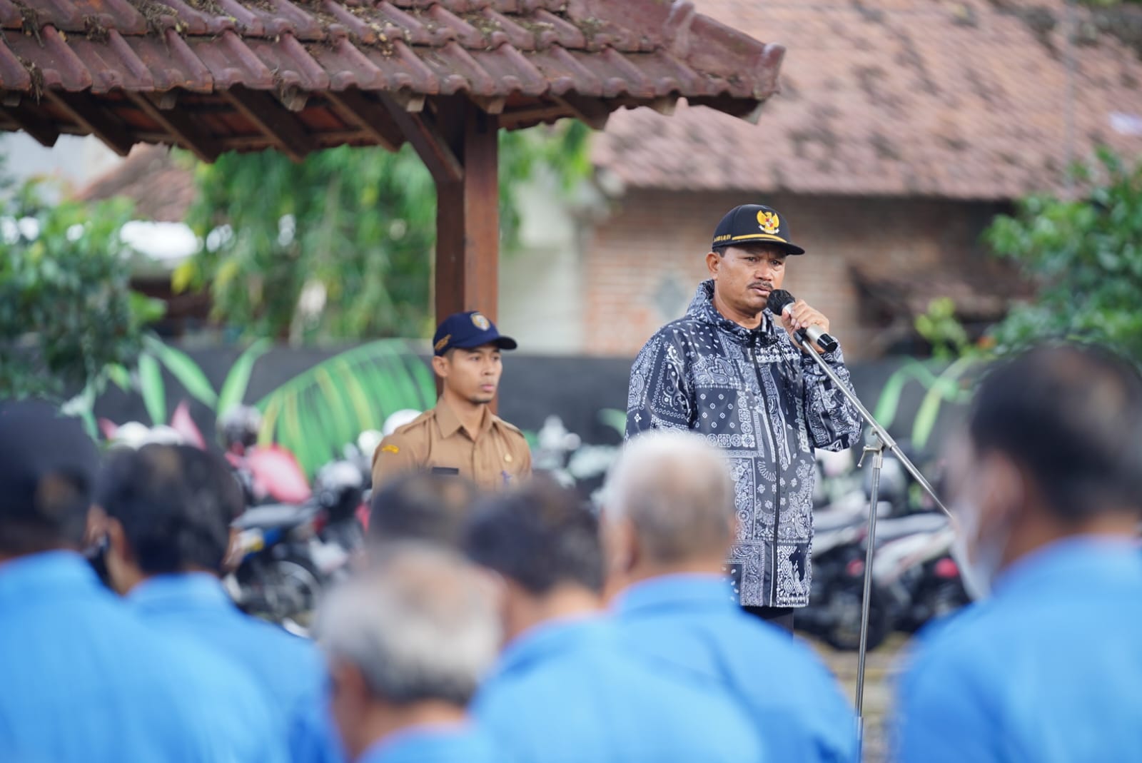 Foto 6 dari 9: Serahkan SK Pensiun Kepada Pegawai PDAM, Wali Kota Pesan Pensiunan Tetap Produktif