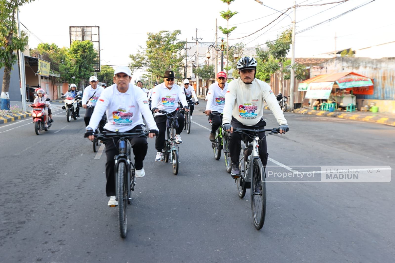 Gowes Pagi, Wali Kota Cek Kondisi Kota Hingga Beri Bantuan Warga