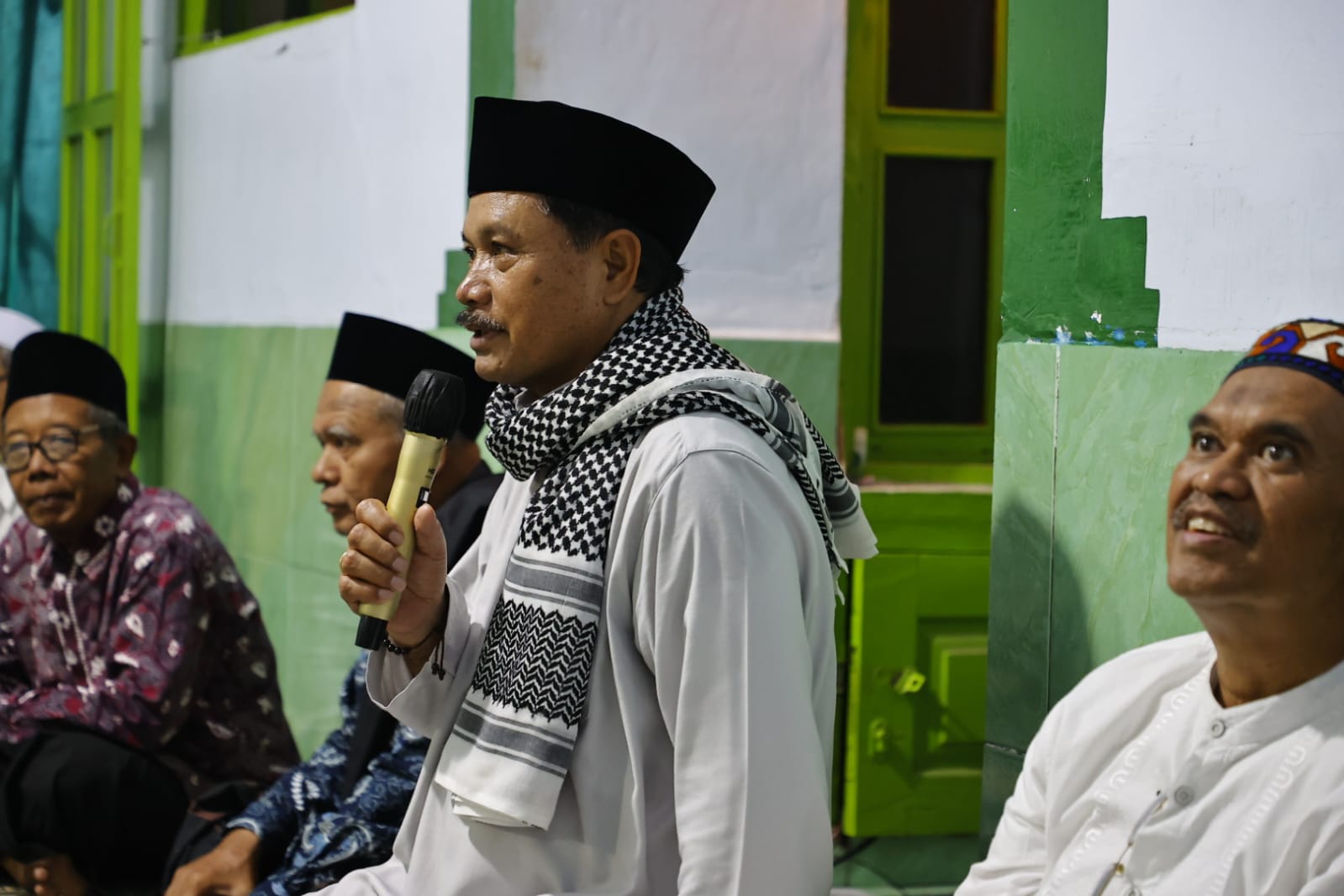 Foto 1 dari 10: Ibadah Sembari Serap Aspirasi, Wali Kota Ikuti Tarawih Bersama Warga Di Musala Jannatul Firdaus