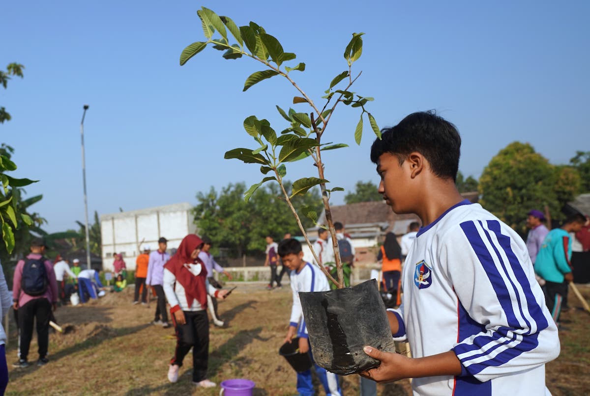 Foto 4 dari 10: Jaga Lingkungan Tetap Asri, Ratusan Pelajar di Kota Madiun Tanam Bibit Pohon