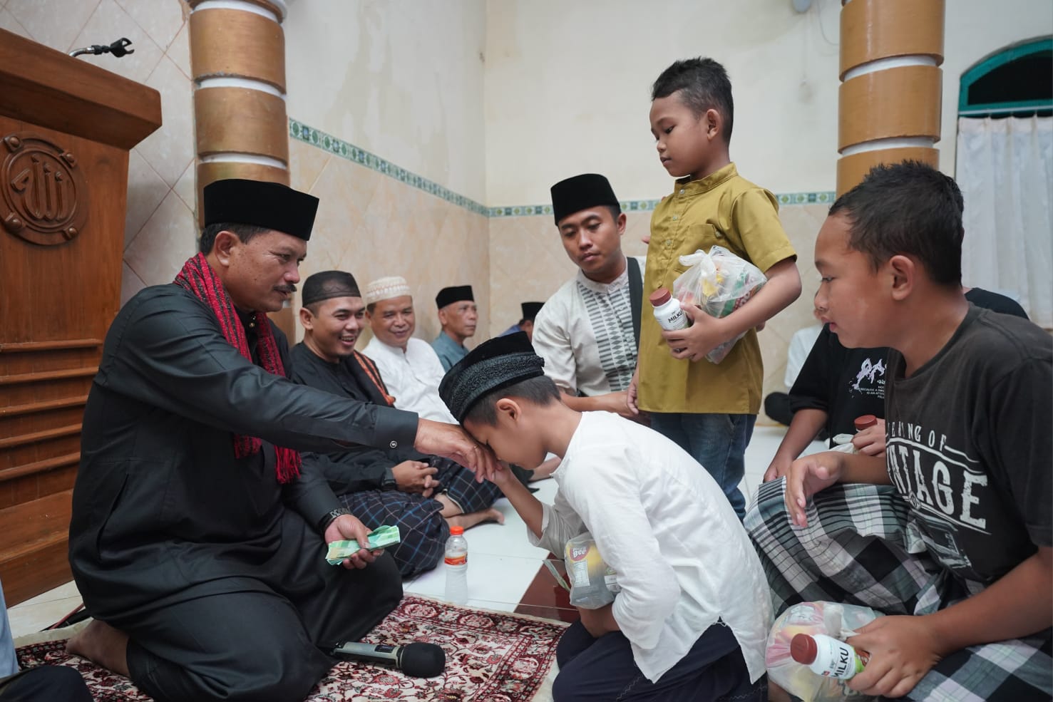 Foto 8 dari 9: Salat Isya di Masjid Baiturohman Kelurahan Rejomulyo, Jamaah Minta Bantuan Rp 10 Juta, Wali Kota Kasih Rp 15 Juta