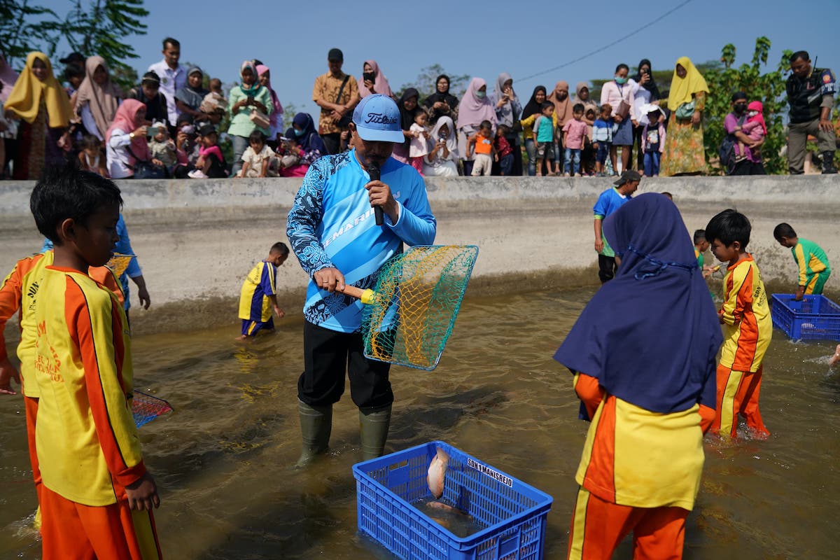 Foto 3 dari 8: Meriahkan Event Gemarikan, Wali Kota Ajak Siswa Tangkap Ikan Di Kolam