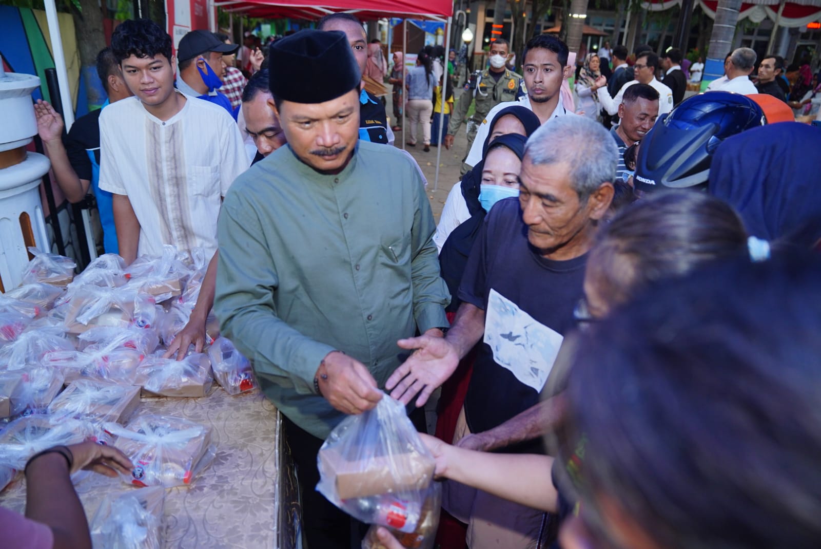 Foto 5 dari 10: Buka Bazar UMKM Di Manguharjo, Wali Kota Ajak Pengusaha Siap Sambut Pemudik