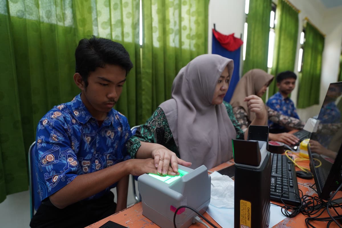 Foto 2 dari 9: Agar Pemilih Pemula Bisa Salurkan Hak Suaranya, Dukcapil Rekam E-KTP Jemput Bola