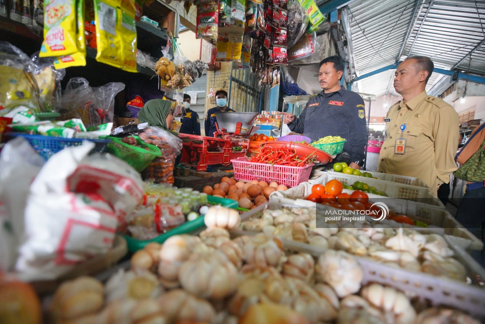 Foto 10 dari 10: Subsidi Pasar Makin Meluas, Wali Kota : Pemerataan Harga Untuk Selamatkan Pedagang