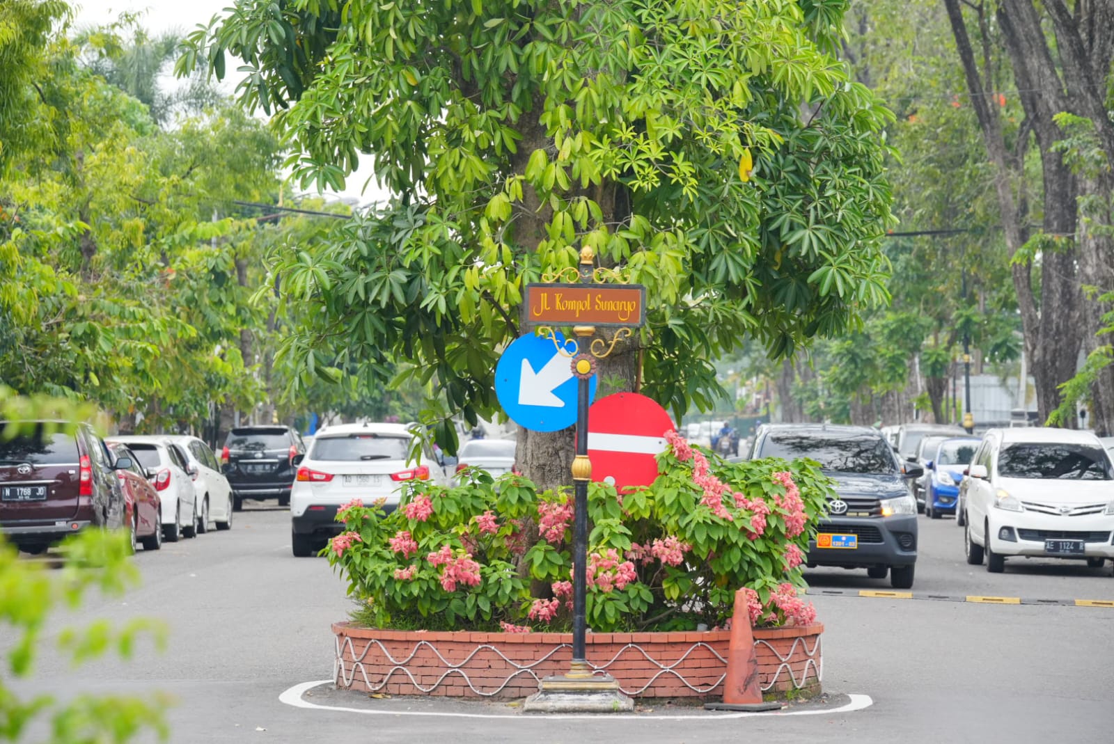 Foto 2 dari 3: Depan Stasiun Wajib Steril Parkir, Pengendara Bisa Parkir di Lahan Selatan Jalan
