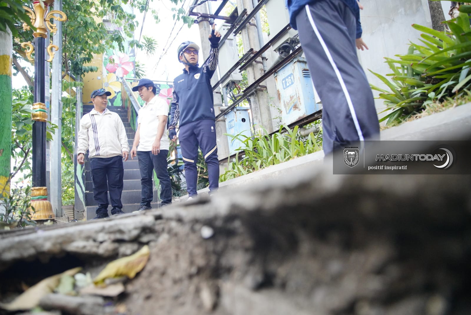 Foto 4 dari 4: Jembatan Penyeberangan Orang Depan Plaza Lawu Bakal Dilepas, Pedestrian Sisi Barat Juga Dilebarkan