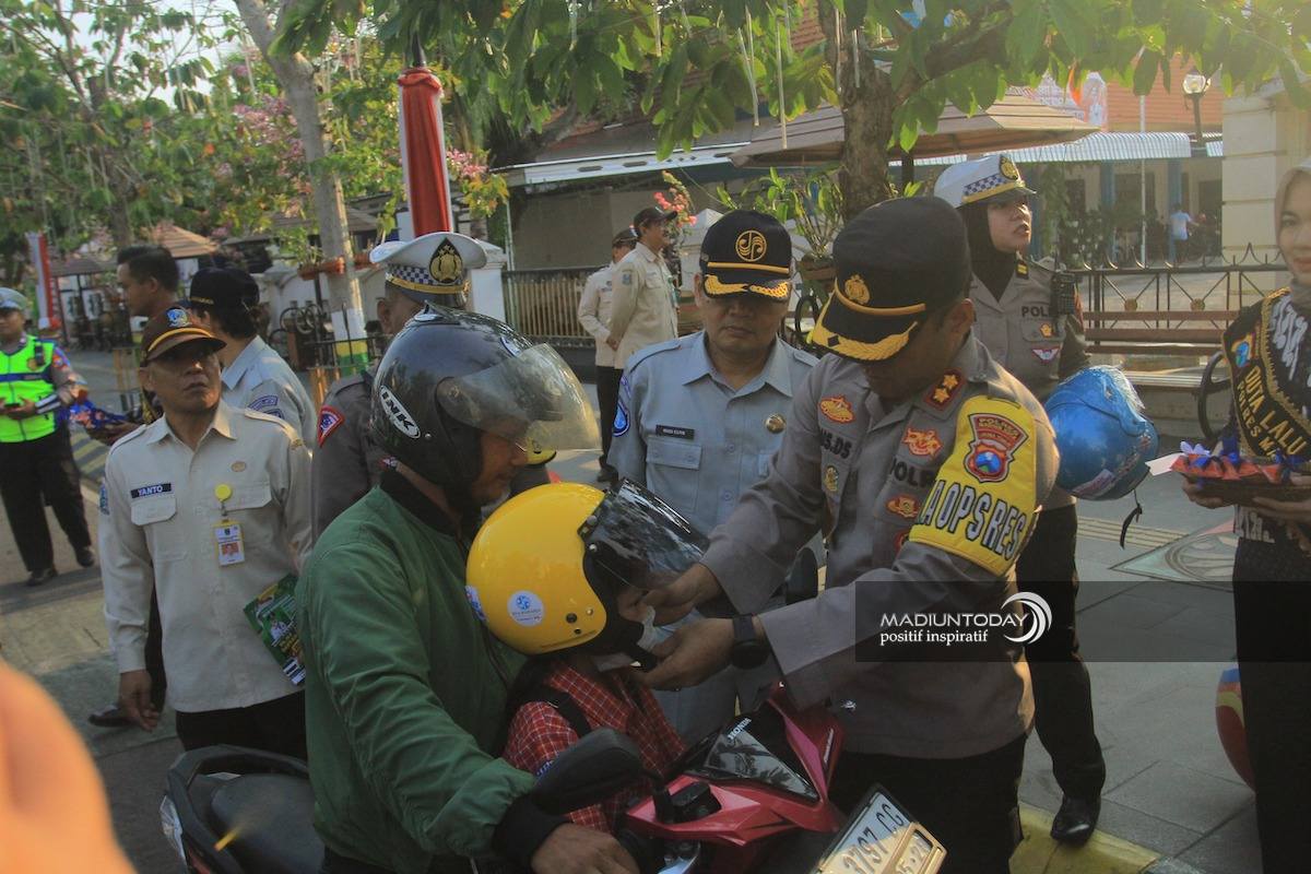Foto 1 dari 5: Tak Pandang Usia, Pengendara Motor Wajib Pakai Helm