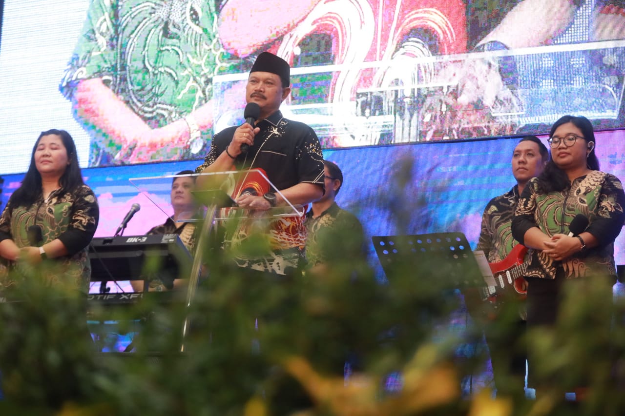 Foto 6 dari 21: Hadiri Misa Perayaan Natal, Wali Kota Dr. Maidi Harap Kebahagiaan dan Kesejahteraan Dirasakan Semua