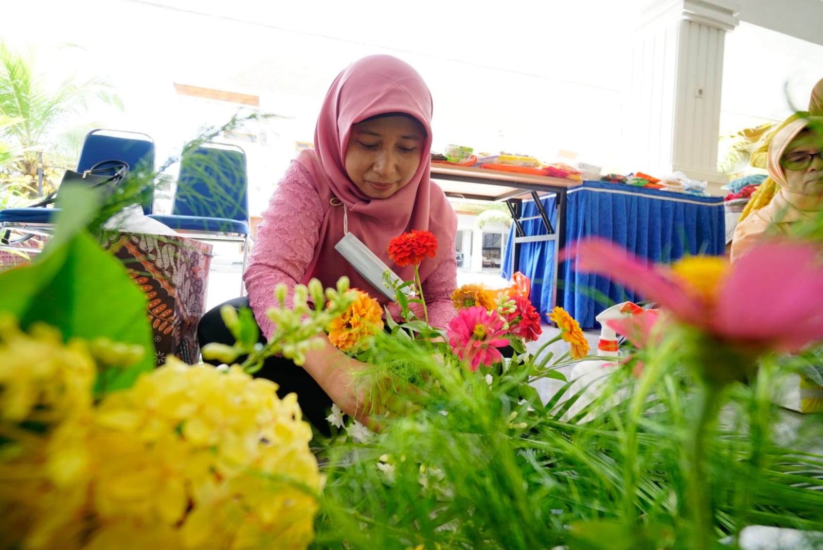 Foto 9 dari 11: Adu Keterampilan, Anggota DWP Kota Madiun Ikuti Lomba Merangkai Bunga Kebun