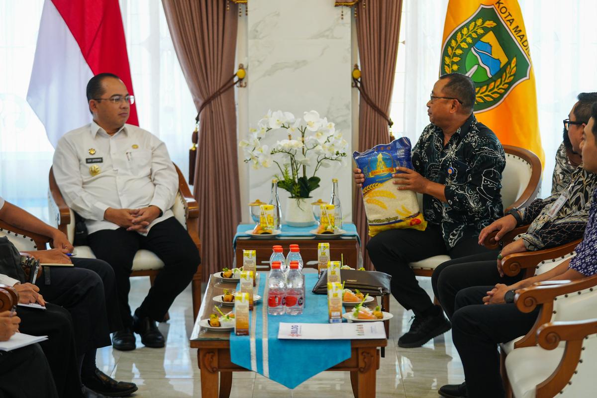 Foto 1 dari 8: Pj. Wali Kota Terima Audiensi Dari Bulog, Bahas Stabilitas Pangan dan Pengenalan Produk