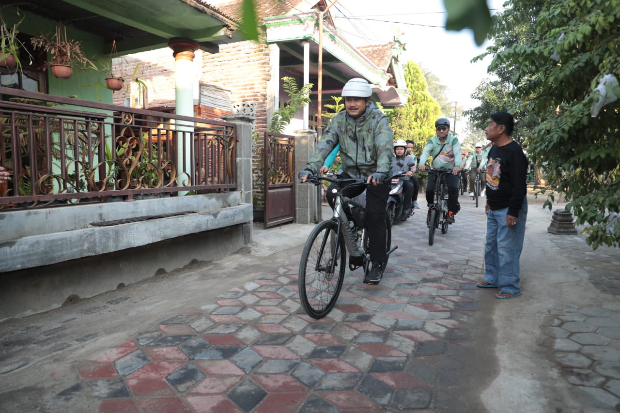 Foto 15 dari 16: Gowes Kecamatan Taman, Wali Kota Cek Pembangunan Hingga Ke Gang Kecil