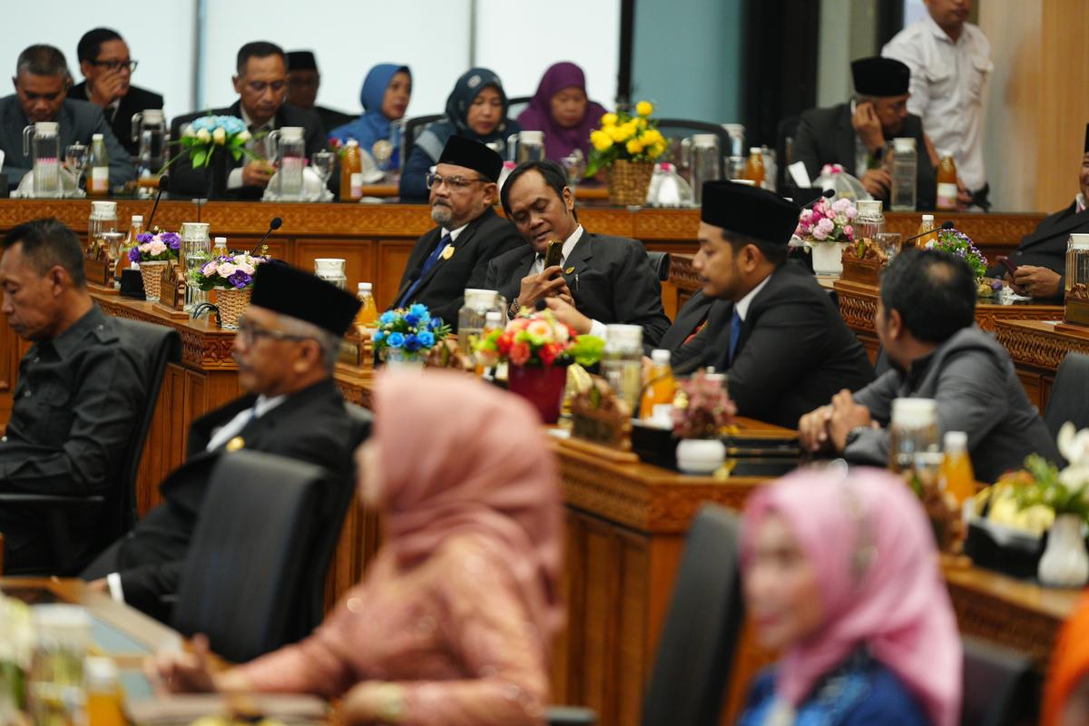 Foto 5 dari 8: Hadiri Pelantikan Unsur Pimpinan DPRD Kota Madiun, Pj Wali Kota: Setelah Ini Langsung Tancap Gas