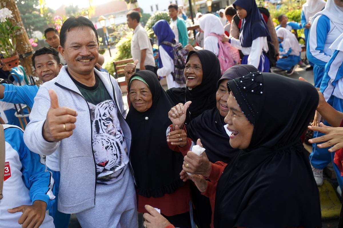 Foto 8 dari 9: Ajak Masyarakat Sehat, Wali Kota Gelar Senam Massal Di PSC