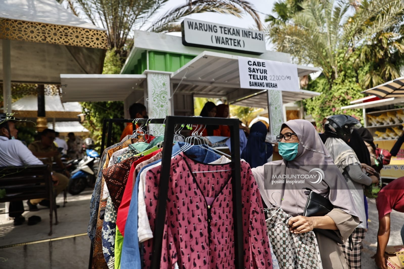Foto 2 dari 7: Wartek Inflasi Juga Sediakan Telur, Ada Pakaian Gratis Bagi Pembeli