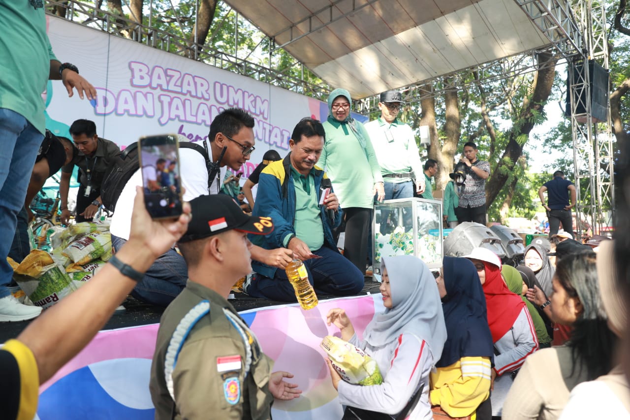 Foto 9 dari 28: Jalan Santai Bersama Warga Taman, Wali Kota : Perayaan Ini Untuk Masyarakat