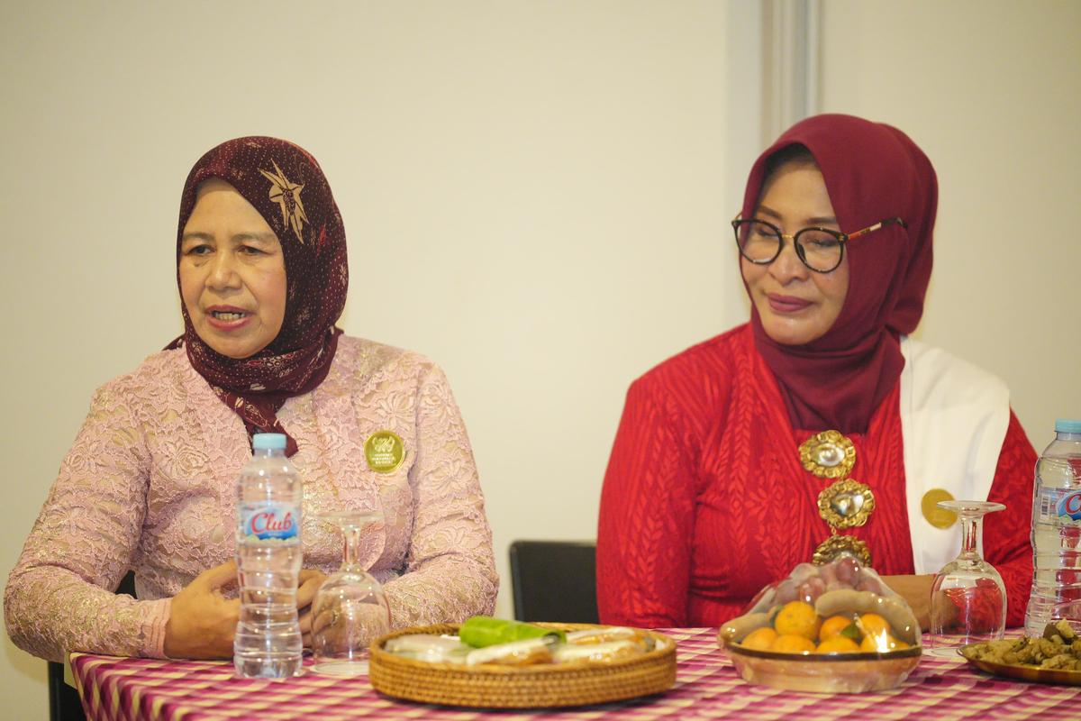 Foto 6 dari 8: Hadiri Fashion Show Kebaya, Wali Kota Ingin Pecahkan Rekor MURI di Hari Kartini Nanti