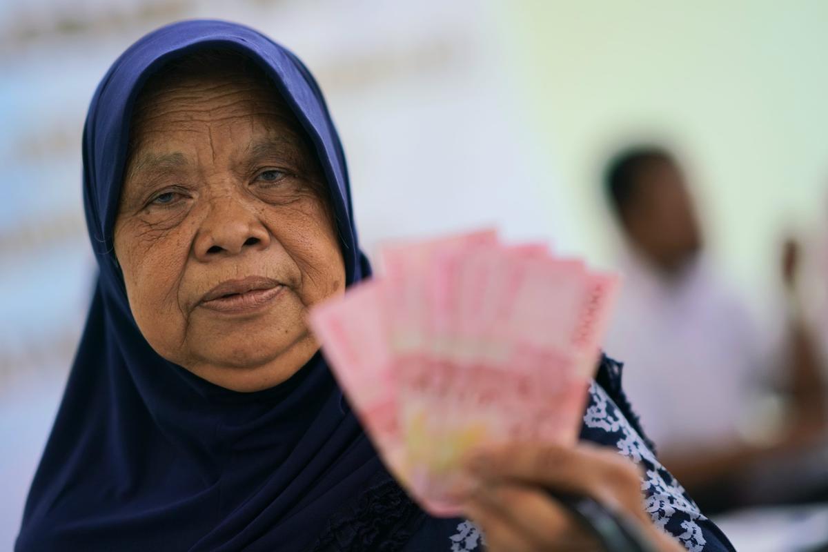 Foto 14 dari 19: Dinsos PPPA Kembali Salurkan BLT Daerah dan DBHCHT, Ada 3.353 Penerima