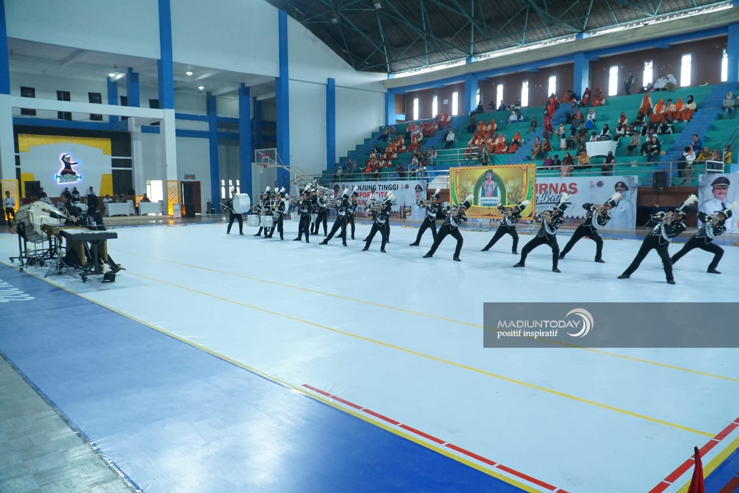 Foto 13 dari 13: Tampil Spektakuler, Tim Peserta Kejurnas Drum Band 2022 Pukau Juri Hingga Penonton