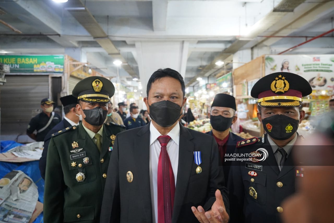 Foto 8 dari 10: Siapkan Anggaran Rp 8,6 Miliar, Wali Kota Beri Subsidi Ke Pedagang Pasar