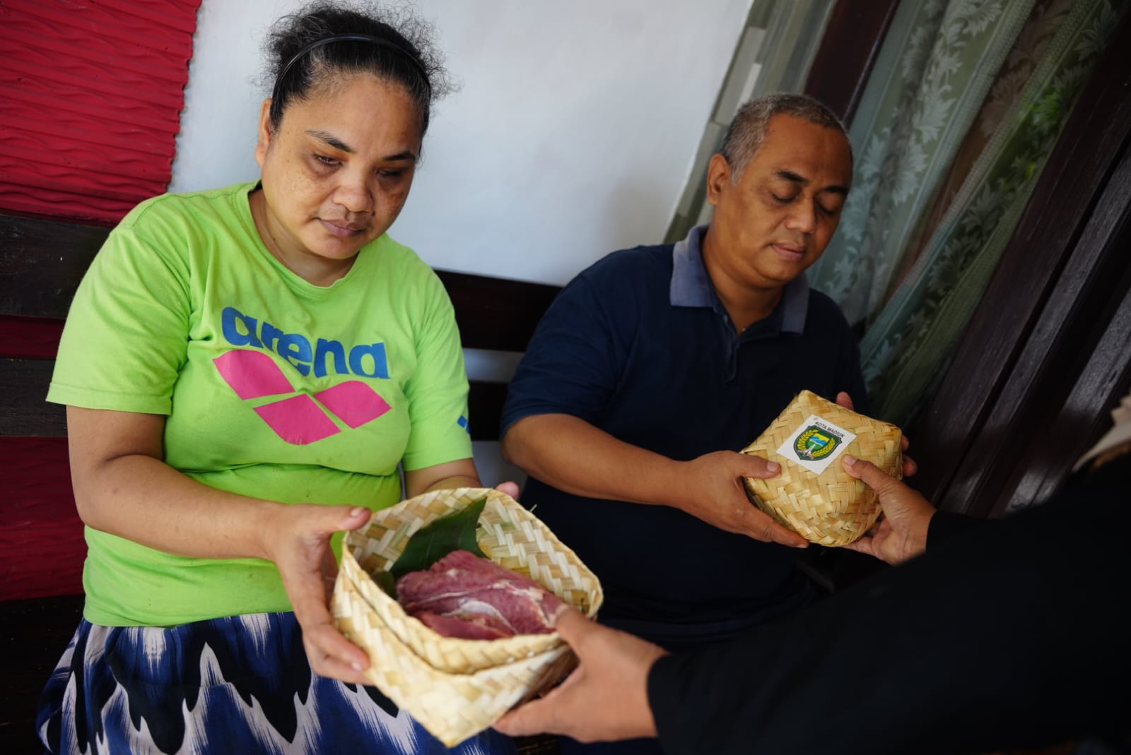 Foto 3 dari 4: Berbagi Kebahagiaan Sekaligus Tambah Imun, Pemkot Bagikan Daging Kurban ke Masyarakat Rentan