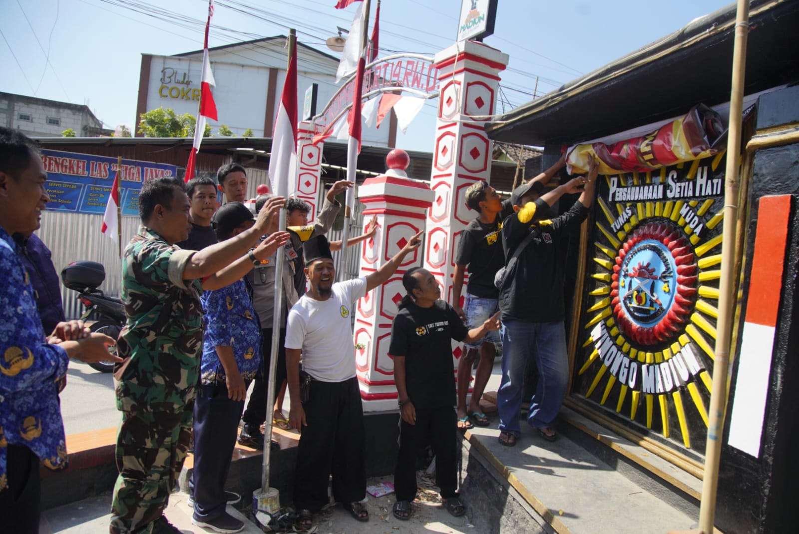Foto 2 dari 6: Wujudkan Komitmen Kamtibmas Di Kota Madiun, Pendekar Di Kelurahan Manguharjo Tutup Tugu Perguruan Pencak Silat