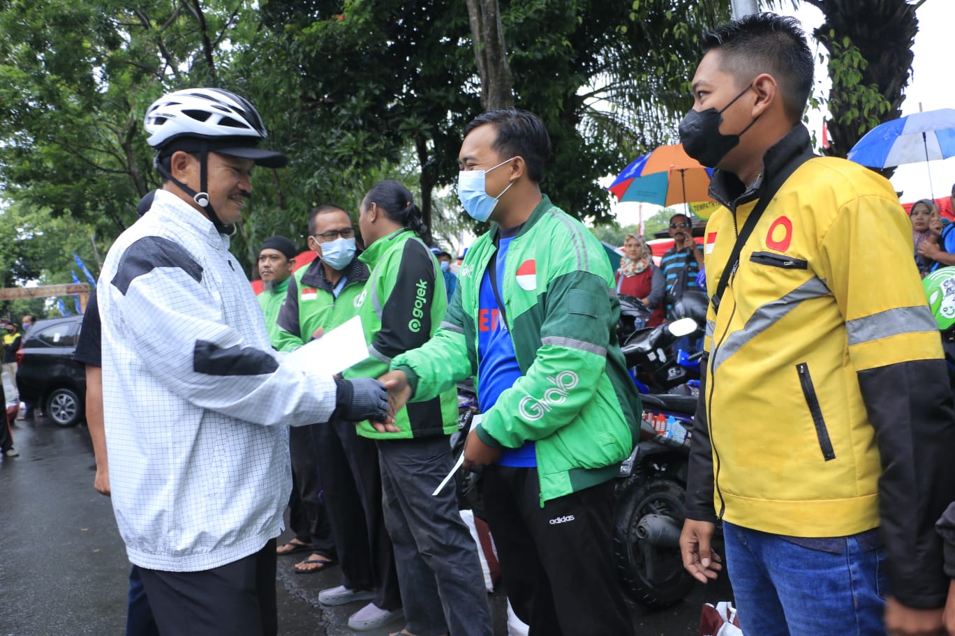 Foto 5 dari 10: Berangkatkan Peserta Fun Walk, Wali Kota Apresiasi Semangat Peserta