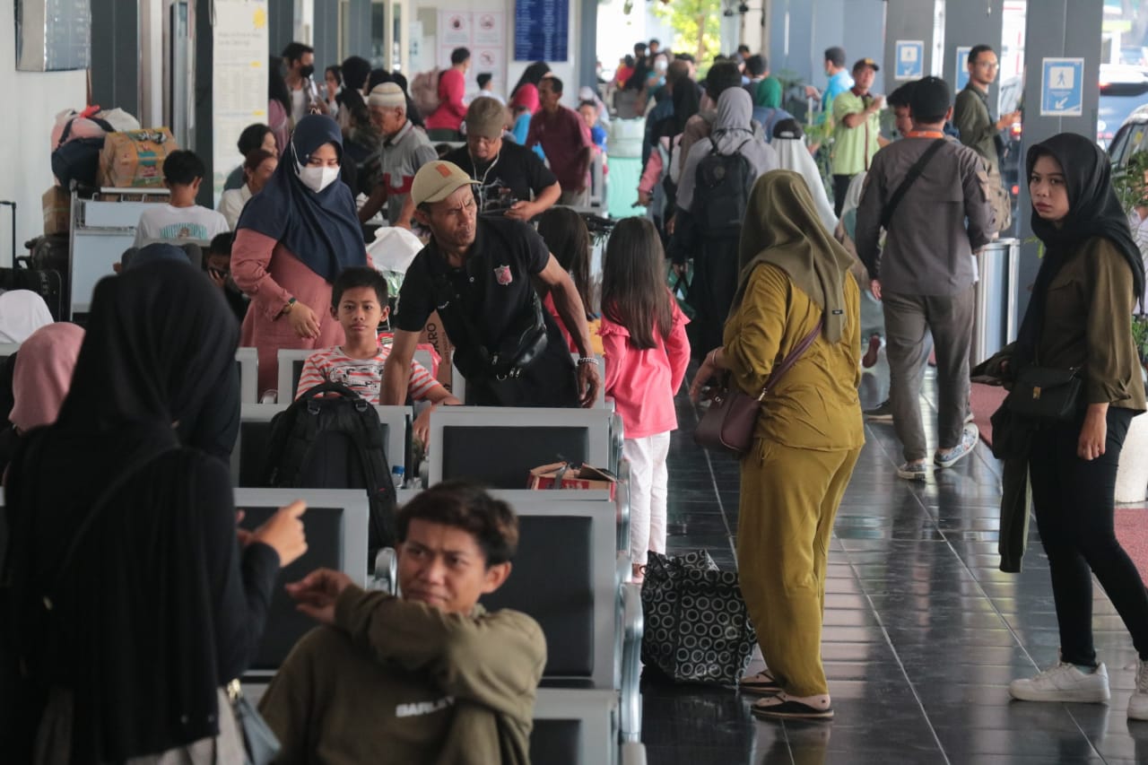 Foto 4 dari 10: Arus Balik Masih Tinggi, Daop 7 Perpanjang Masa Perjalanan KA Tambahan