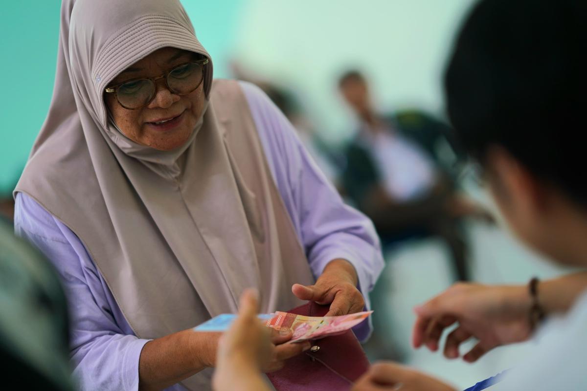 Foto 19 dari 19: Dinsos PPPA Kembali Salurkan BLT Daerah dan DBHCHT, Ada 3.353 Penerima