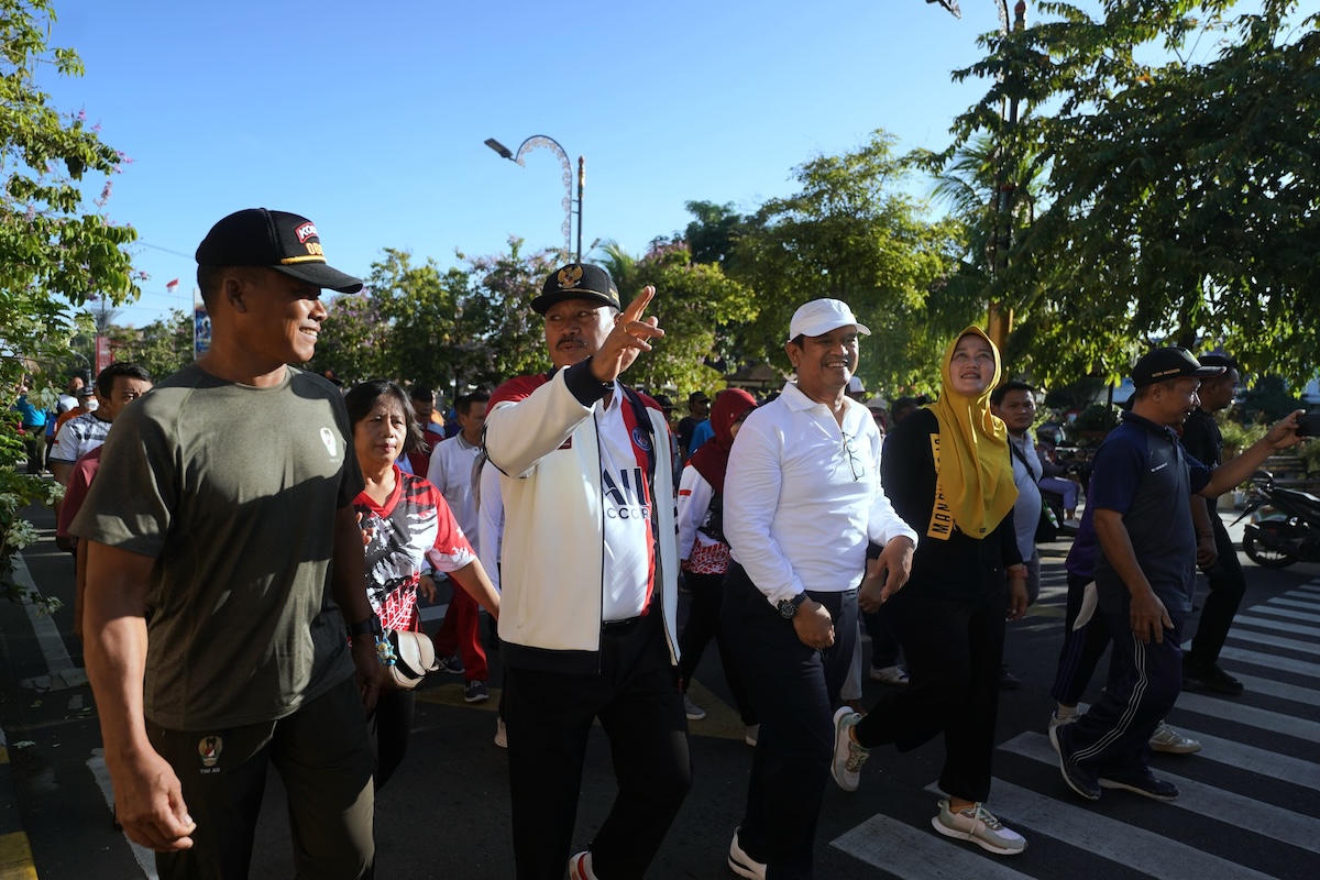 Foto 1 dari 9: Ribuan Warga Ikut Ramaikan Jalan Sehat Bersama Wali Kota Dr. Maidi