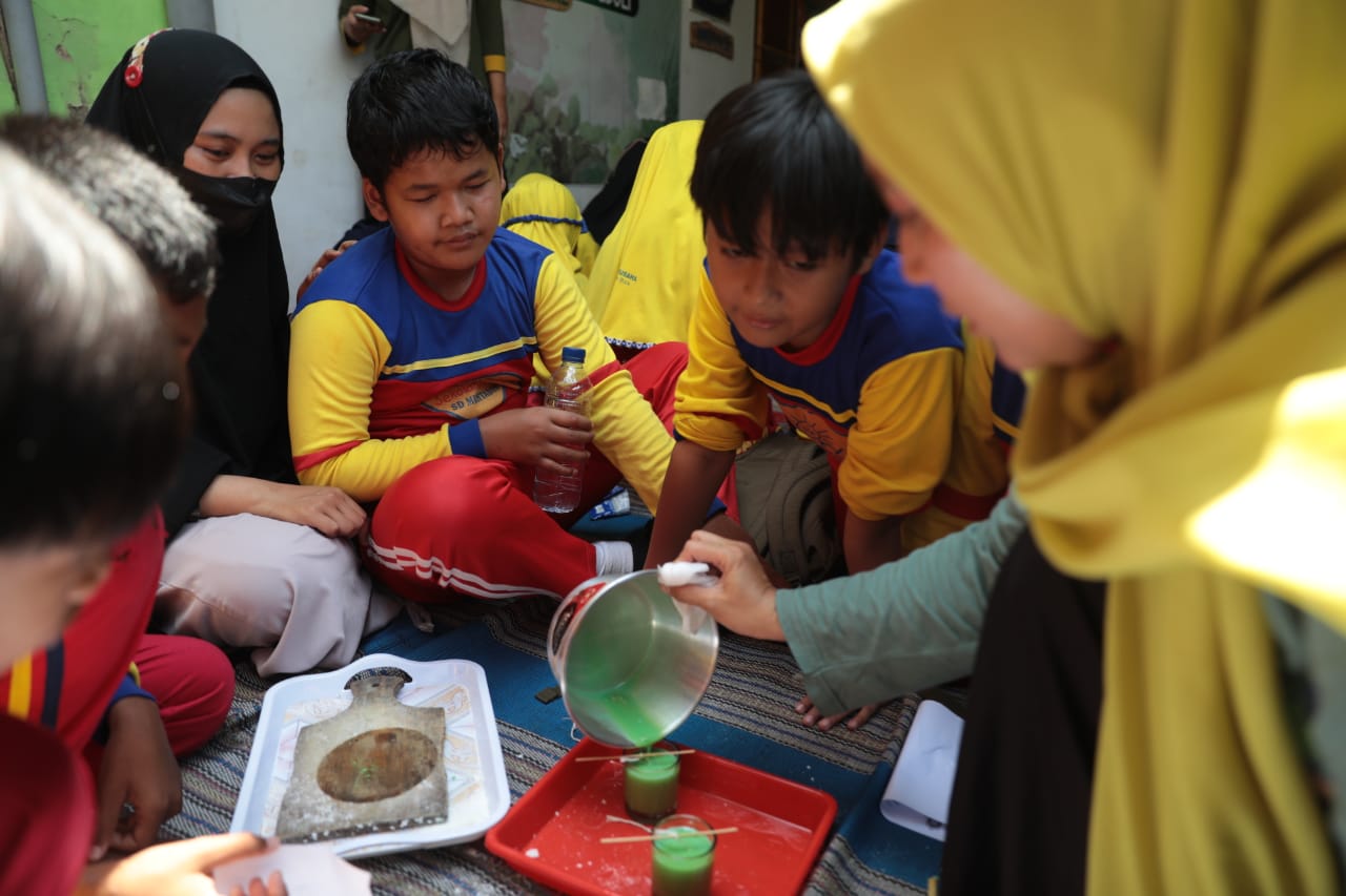 Foto 6 dari 8: Asah Kreativitas, SD Muhtadin Ajak Siswa Belajar Membuat Lilin Aromaterapi Dari Minyak Jelantah