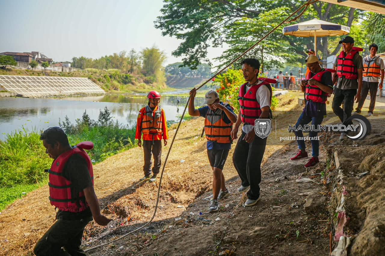 Foto 8 dari 19: Mendayungpun Ada Aturannya, Serunya Pelatihan Water Rescue di Kali Bantaran