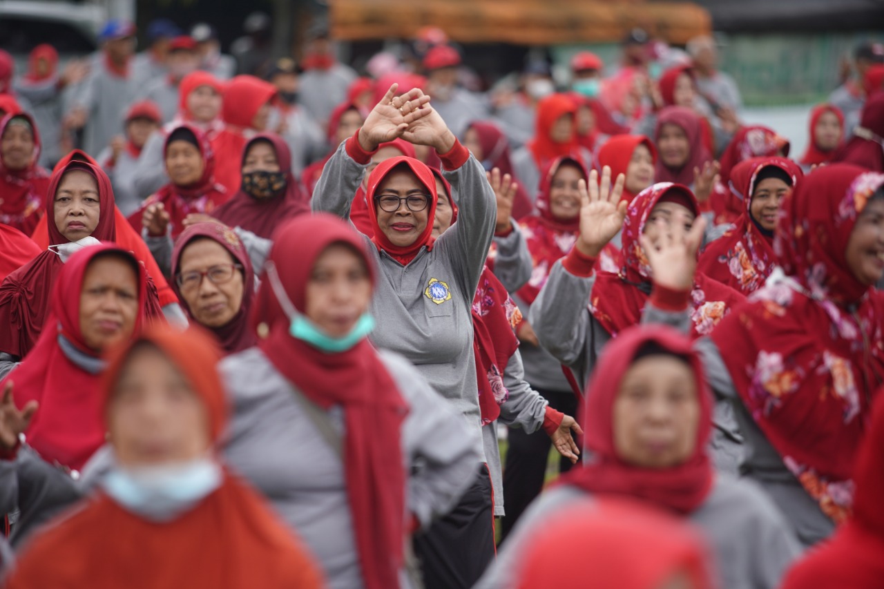 Foto 8 dari 10: Ikuti Senam Lansia di Rejomulyo, Wali Kota: Anggaran untuk Lansia Kita Tambah