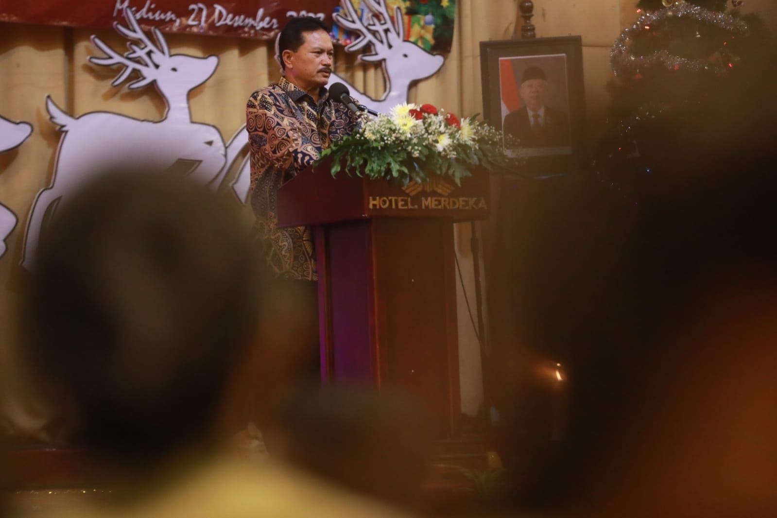 Foto 7 dari 12: Hadiri Perayaan Natal Warga GKJW Madiun, Wali Kota Harap Perayaan Natal Bawa Pesan Kedamaian