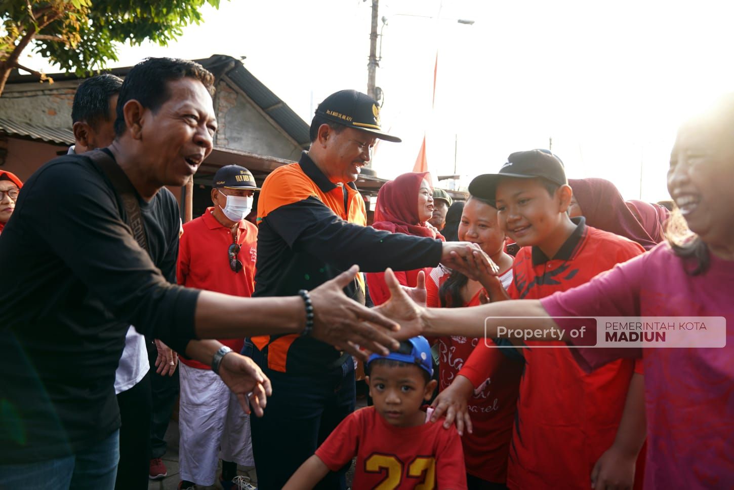 Foto 4 dari 9: Berangkatkan Jalan Santai di Kelurahan Patihan, Wali Kota Apresiasi Semangat Warga Isi Kemerdekaan