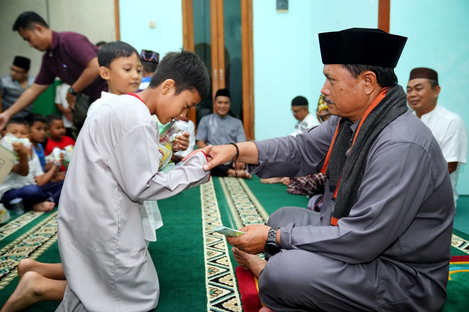 Foto 6 dari 10: Salat Isya di Musala Ar-Rahman, Wali Kota Juga Serap Berbagai Usulan
