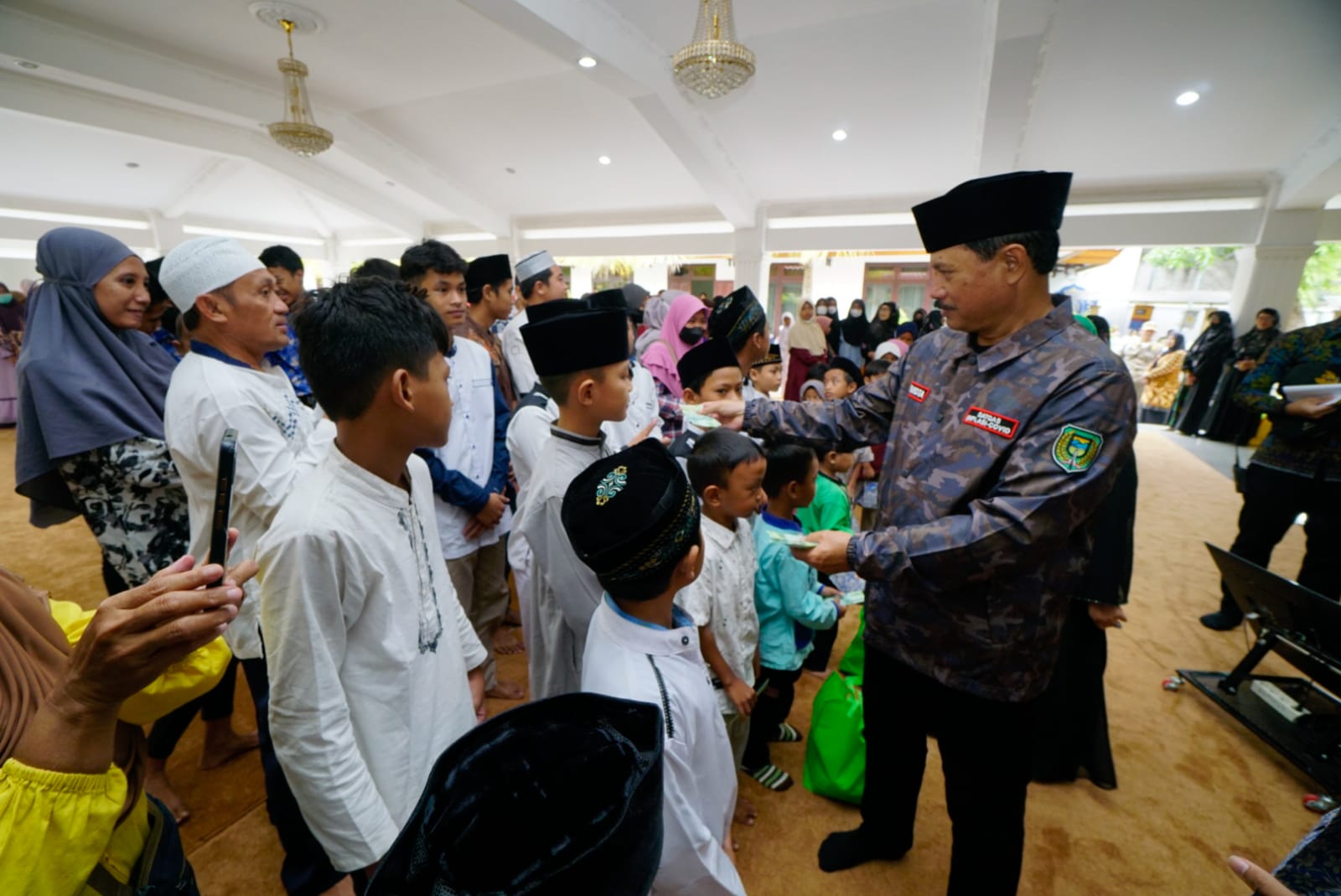 Foto 5 dari 16: Berbagi Kebahagiaan Dengan Anak Yatim, Wali Kota Ajak Keliling Naik Elcito